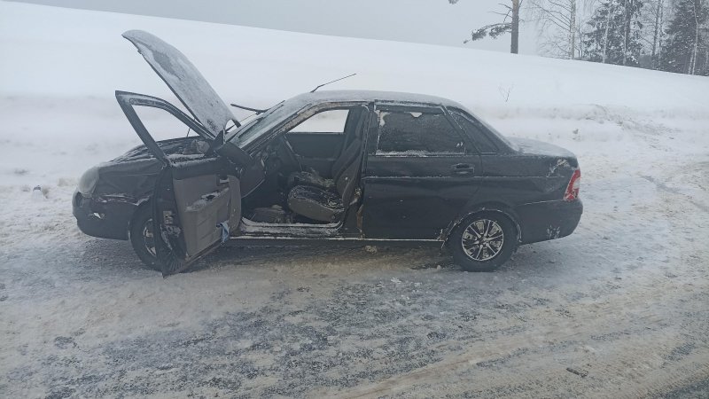 В Игринском районе водитель с признаками опьянения допустил занос автомобиля с наездом на снежный вал